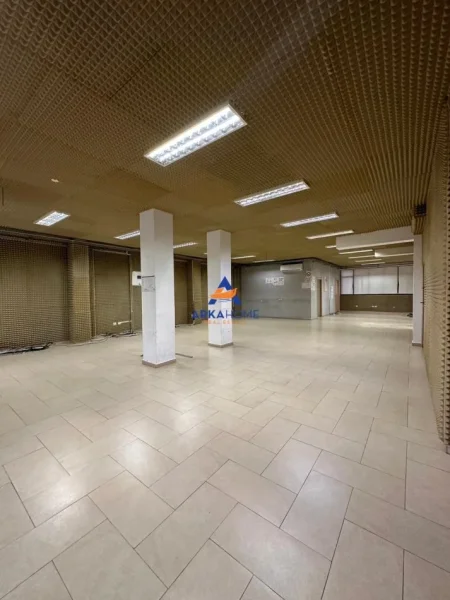 Tirane, jepet me qera ambjent biznesi Kati 2, 350 m² 3.000 € 