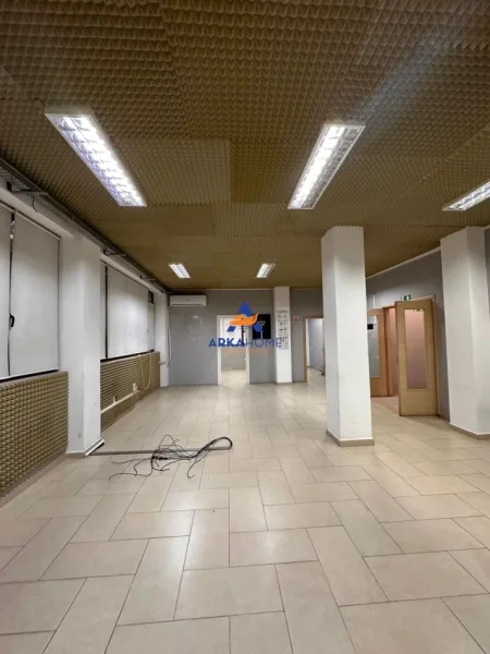 Tirane, jepet me qera ambjent biznesi Kati 2, 350 m² 3.000 € 