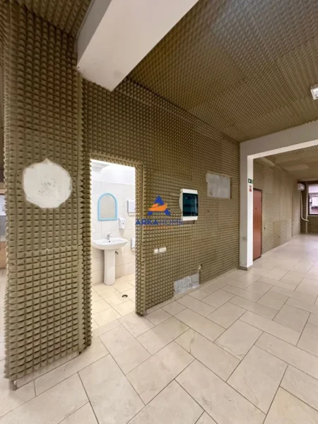 Tirane, jepet me qera ambjent biznesi Kati 2, 350 m² 3.000 € 
