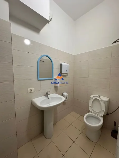 Tirane, jepet me qera ambjent biznesi Kati 2, 350 m² 3.000 € 