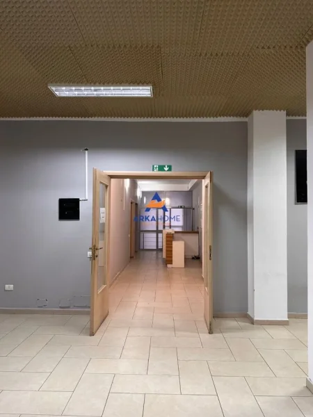 Tirane, jepet me qera ambjent biznesi Kati 2, 350 m² 3.000 € 