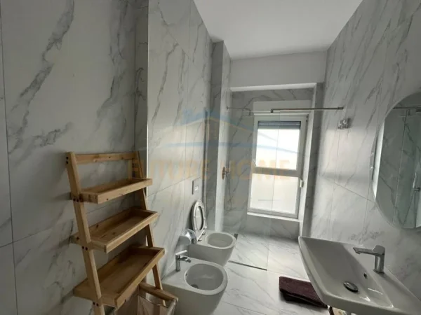 Tirane, jepet me qera apartament 1+1+Ballkon Kati 3, 52 m² 450 € (Ali Demi, Tiranë)