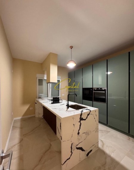 Tirane, jepet me qera apartament 2+1 Kati 1, 145 m² 1.000 € (SAUK)