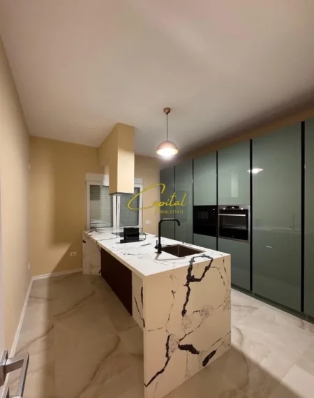 Tirane, jepet me qera apartament 2+1 Kati 1, 145 m² 1.000 € (SAUK)