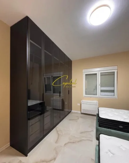 Tirane, jepet me qera apartament 2+1 Kati 1, 145 m² 1.000 € (SAUK)