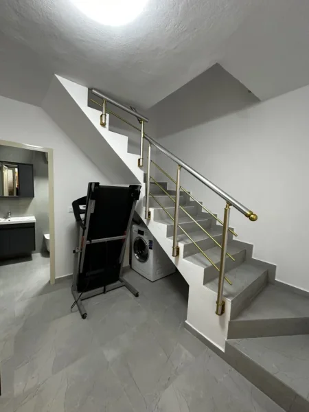 Tirane, jap me qera apartament duplex Dublex Kati 0, 75 m² 650 € (Ish Bulevardi Zogu 1 ( Pas Fak.Shkencave))