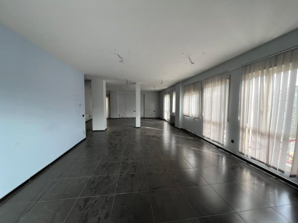 Tirane, jepet me qera zyre Kati 2, 380 m² 5.000 € (Prane Kompleksit Delijorgji)