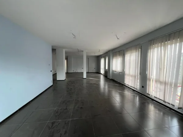 Tirane, jepet me qera zyre Kati 2, 380 m² 5.000 € (Prane Kompleksit Delijorgji)