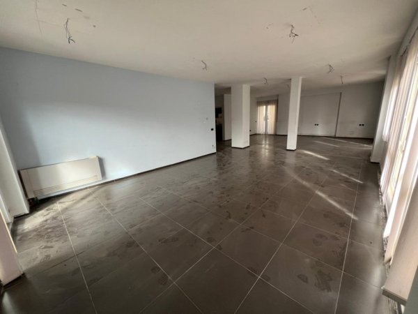 Tirane, jepet me qera zyre Kati 2, 380 m² 5.000 € (Prane Kompleksit Delijorgji)