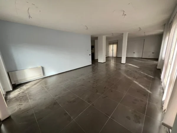 Tirane, jepet me qera zyre Kati 2, 380 m² 5.000 € (Prane Kompleksit Delijorgji)