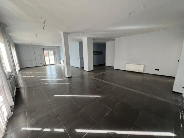 Tirane, jepet me qera zyre Kati 2, 380 m² 5.000 € (Prane Kompleksit Delijorgji)