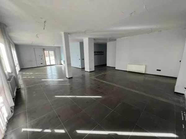 Tirane, jepet me qera zyre Kati 2, 380 m² 5.000 € (Prane Kompleksit Delijorgji)