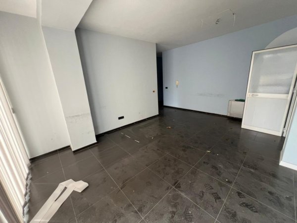 Tirane, jepet me qera zyre Kati 2, 380 m² 5.000 € (Prane Kompleksit Delijorgji)