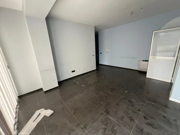 Tirane, jepet me qera zyre Kati 2, 380 m² 5.000 € (Prane Kompleksit Delijorgji)