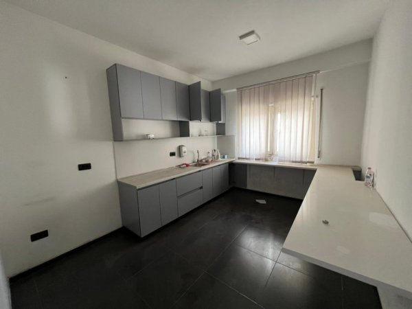 Tirane, jepet me qera zyre Kati 2, 380 m² 5.000 € (Prane Kompleksit Delijorgji)