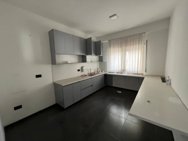 Tirane, jepet me qera zyre Kati 2, 380 m² 5.000 € (Prane Kompleksit Delijorgji)