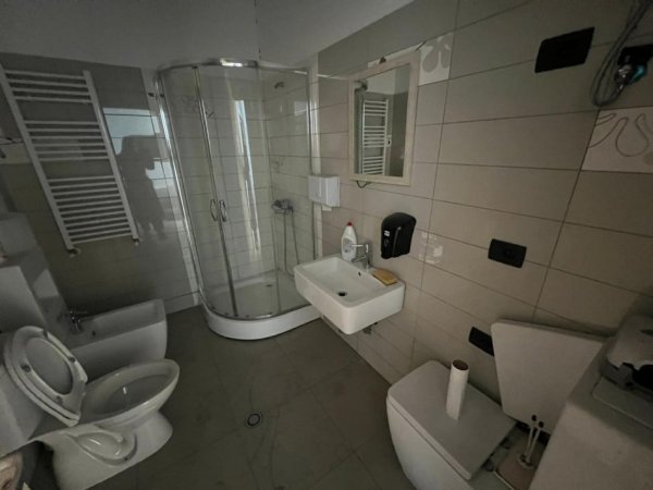Tirane, jepet me qera zyre Kati 2, 380 m² 5.000 € (Prane Kompleksit Delijorgji)