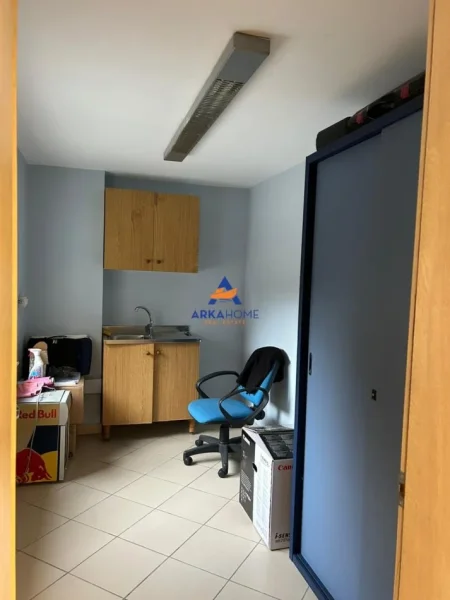 Tirane, jepet me qera ambjent biznesi Kati 0, 220 m² 2.500 € 