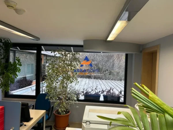 Tirane, jepet me qera ambjent biznesi Kati 0, 220 m² 2.500 € 