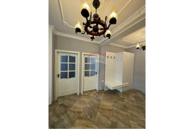 Tirane, jepet me qera apartament 2+1+Aneks+Ballkon Kati 3, 90 m² 700 € (Blloku)