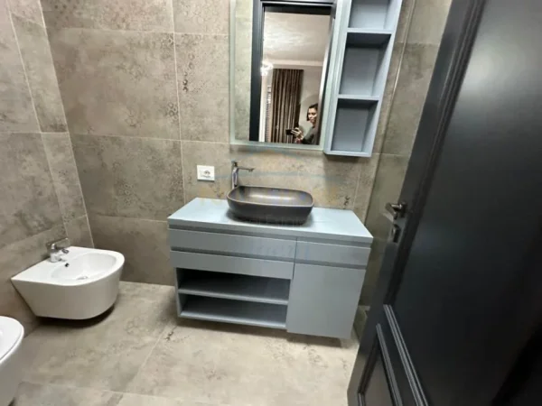 Tirane, jepet me qera apartament 2+1+Ballkon Kati 3, 106 m² 1.500 € (secret garden teg)