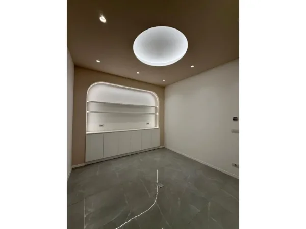 Tirane, jepet me qera ambjent biznesi Kati 2, 131 m² 1.700 € (jordan misja)