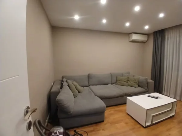 Tirane, jepet me qera apartament 1+1+Ballkon Kati 3, 60 m² 530 €