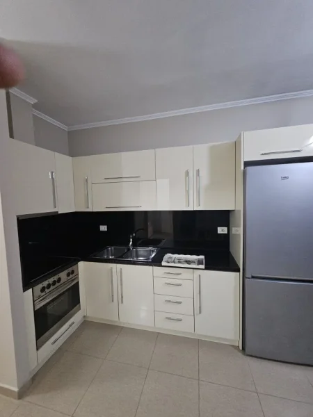 Tirane, jepet me qera apartament 1+1+Ballkon Kati 5, 61 m² 400 € (ASTIR)