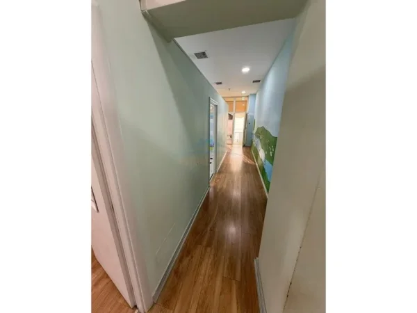 Tirane, jepet me qera ambjent biznesi Kati 0, 90 m² 1.500 € (Xhanfize Keko)