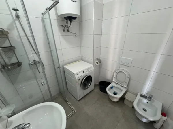 Tirane, jepet me qera apartament 1+1 Kati 3, 450 € 