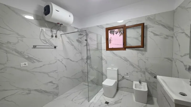 Vlore, jepet me qera apartament 1+1 Kati 1, 75 m² 300 € (PRANË SERAVE, VLORË)