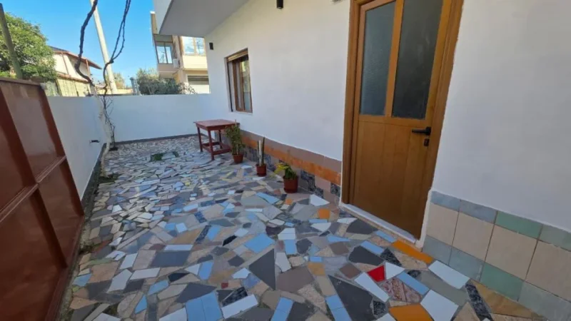Vlore, jepet me qera apartament 1+1 Kati 1, 75 m² 300 € (PRANË SERAVE, VLORË)