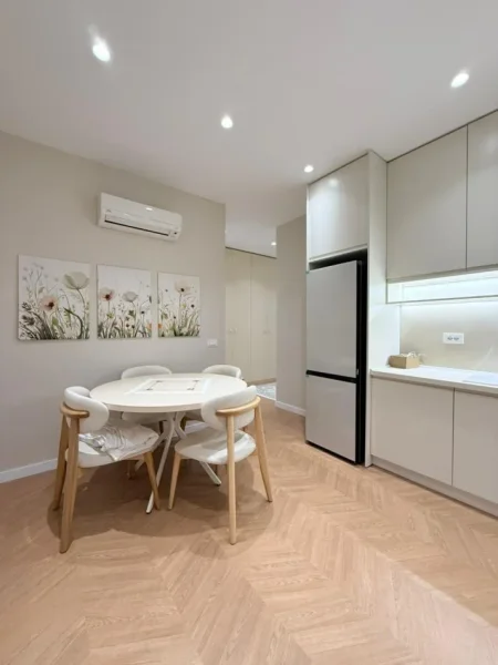 Tirane, jepet me qera apartament 2+1+Ballkon Kati 4, 90 m² 1.000 € (Liqeni i Thate)