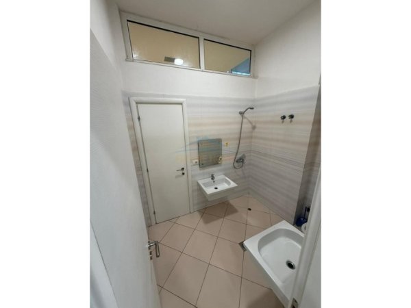 Tirane, jepet me qera ambjent biznesi Kati 0, 90 m² 1.500 € (Porcelan)