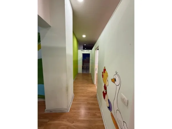 Tirane, jepet me qera ambjent biznesi Kati 0, 90 m² 1.500 € (Porcelan)