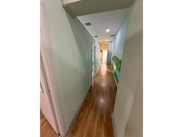 Tirane, jepet me qera ambjent biznesi Kati 0, 90 m² 1.500 € (Porcelan)