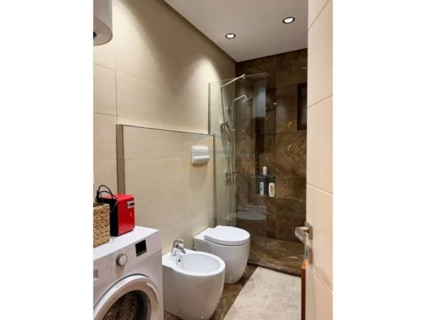 Tirane, shitet apartament 2+1 Kati 2, 111 m² 300.000 € 