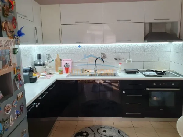 Tirane, jap me qera apartament 2+1+Ballkon Kati 1, 170 m² 700 € (SHKOLLA E KUQE)