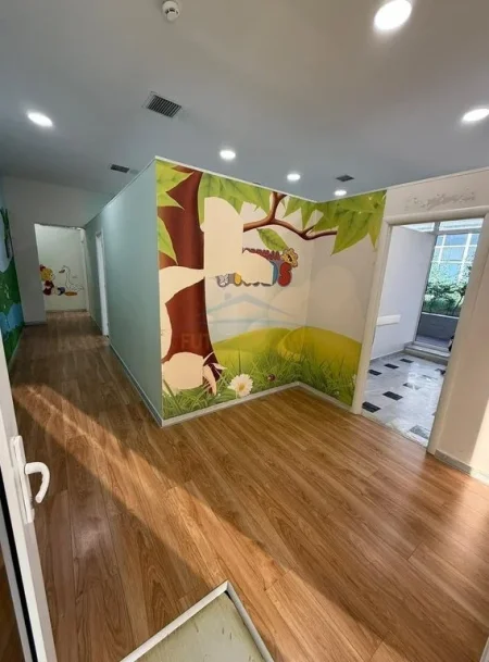 Tirane, jepet me qera ambjent biznesi Kati 0, 90 m² 1.500 € (Xhanfize Keko)