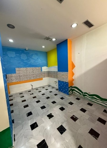 Tirane, jepet me qera ambjent biznesi Kati 0, 90 m² 1.500 € (Xhanfize Keko)