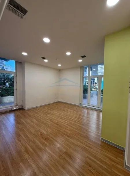 Tirane, jepet me qera ambjent biznesi Kati 0, 90 m² 1.500 € (Xhanfize Keko)