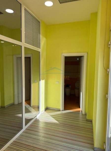 Tirane, jepet me qera ambjent biznesi Kati 0, 90 m² 1.500 € (Xhanfize Keko)