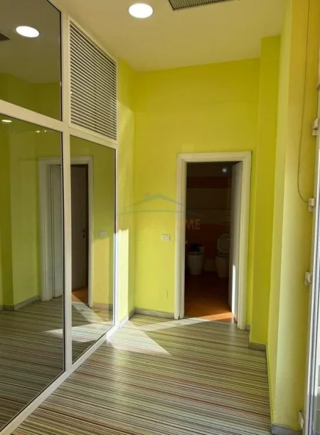 Tirane, jepet me qera ambjent biznesi Kati 0, 90 m² 1.500 € (Xhanfize Keko)