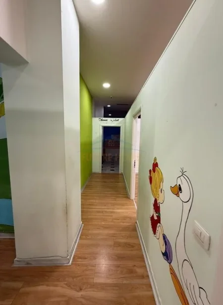 Tirane, jepet me qera ambjent biznesi Kati 0, 90 m² 1.500 € (Xhanfize Keko)