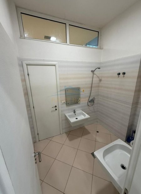 Tirane, jepet me qera ambjent biznesi Kati 0, 90 m² 1.500 € (Xhanfize Keko)