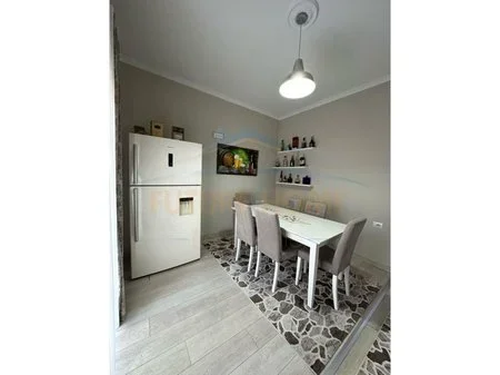 Tirane, jepet me qera apartament 2+1 Kati 2, 120 m² 600 € 