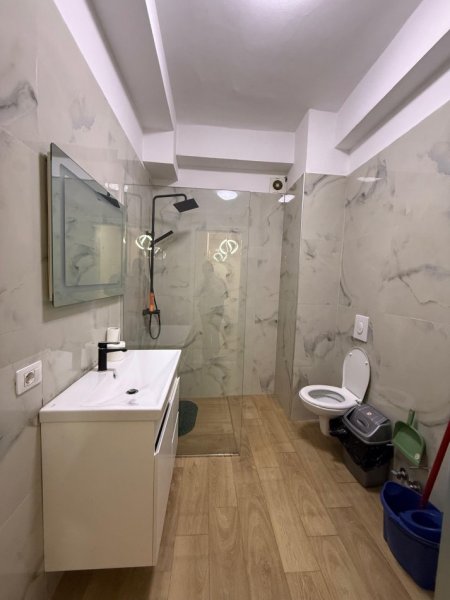 Tirane, jepet me qera apartament 1+1+Ballkon Kati 1, 70 m² 750 € (Rruga e Barrikadave)