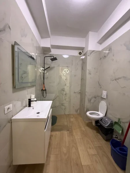 Tirane, jepet me qera apartament 1+1+Ballkon Kati 1, 70 m² 750 € (Rruga e Barrikadave)