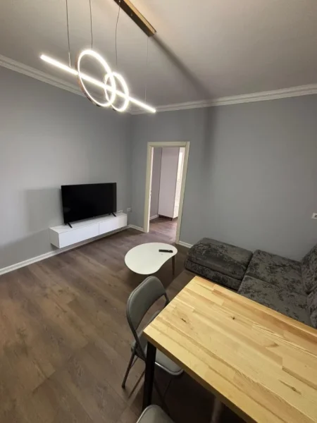 Tirane, jepet me qera apartament 1+1 Kati 4, 400 € (Rruga Loni Ligori)