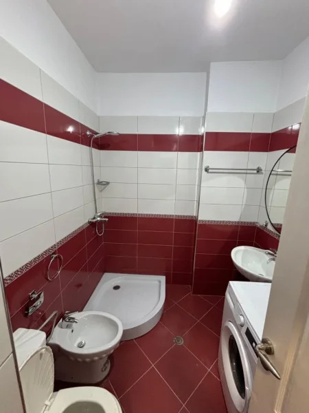 Tirane, jepet me qera apartament 1+1 Kati 4, 400 € (Rruga Loni Ligori)
